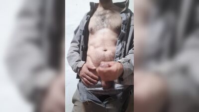 Otra buena paja en el trabajo mientras fumo