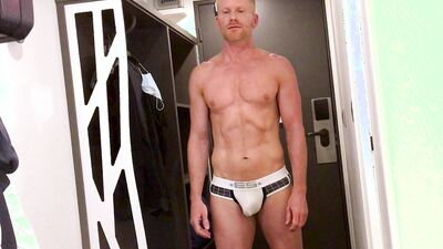A handsome sportsman jerked off in spite of himself in the shower.