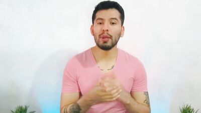 Mi Roomie me penetra a pelo en mi cama mientras ve videos pornos de hetero! Relato sexual