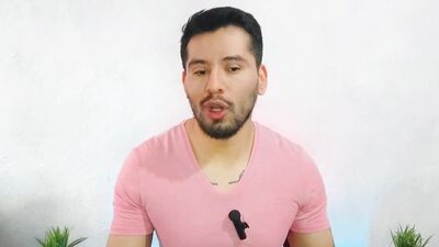 Mi Roomie me penetra a pelo en mi cama mientras ve videos pornos de hetero! Relato sexual