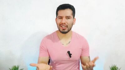 Mi Roomie me penetra a pelo en mi cama mientras ve videos pornos de hetero! Relato sexual