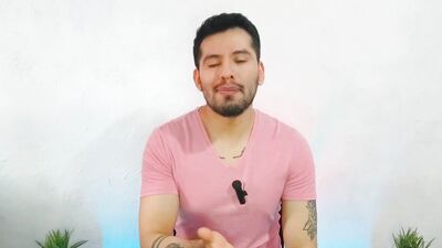 Mi Roomie me penetra a pelo en mi cama mientras ve videos pornos de hetero! Relato sexual