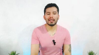 Mi Roomie me penetra a pelo en mi cama mientras ve videos pornos de hetero! Relato sexual