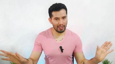 Mi Roomie me penetra a pelo en mi cama mientras ve videos pornos de hetero! Relato sexual