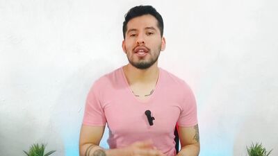 Mi Roomie me penetra a pelo en mi cama mientras ve videos pornos de hetero! Relato sexual