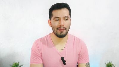 Mi Roomie me penetra a pelo en mi cama mientras ve videos pornos de hetero! Relato sexual