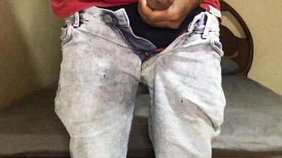 Hombre cachondo se masturba hasta venirse encima