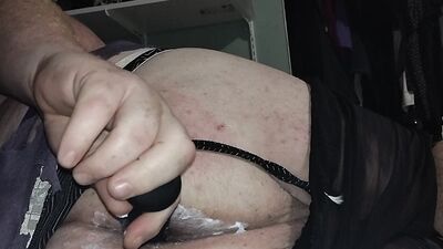 Big ass clown plugs ass n jerks off