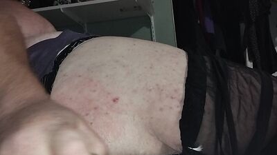 Big ass clown plugs ass n jerks off