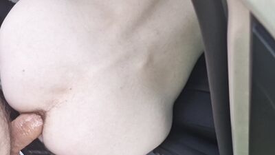 Fucked in public, the narrow hole is gouged by daddy's big dick right in the car on the highway to cum!