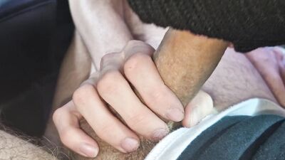 Fucked in public, the narrow hole is gouged by daddy's big dick right in the car on the highway to cum!