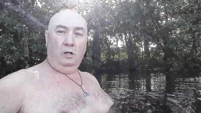 Gros Calou plays with his quequette after 2 good swims (2 days)