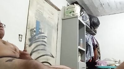 Se masturba mientras escucha musica y ve porno al mismo tiempo en su compu