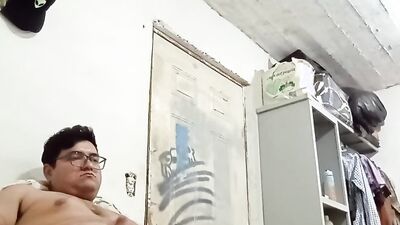 Se masturba mientras escucha musica y ve porno al mismo tiempo en su compu