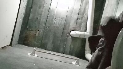 El pene pequeño se masturba en el baño