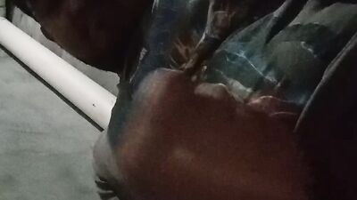 El pene pequeño se masturba en el baño