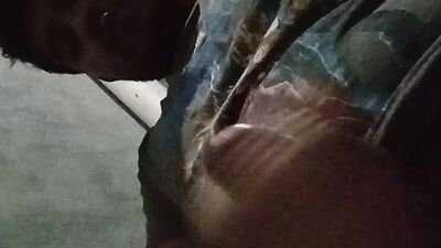El pene pequeño se masturba en el baño