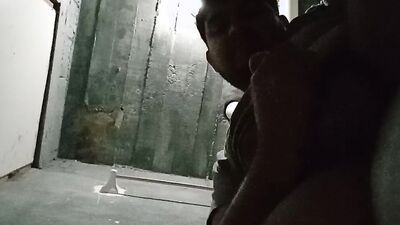 El pene pequeño se masturba en el baño