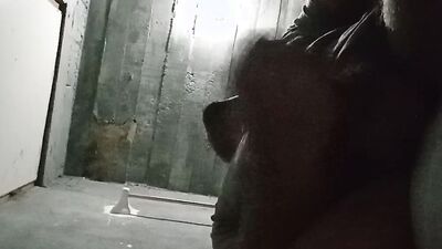 El pene pequeño se masturba en el baño