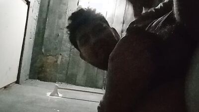 El pene pequeño se masturba en el baño
