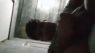 El pene pequeño se masturba en el baño