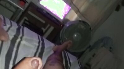 El inter se desestresa sobandose el bulto con el shorts hasta correrse