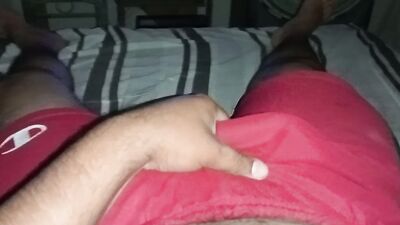 El inter se desestresa sobandose el bulto con el shorts hasta correrse