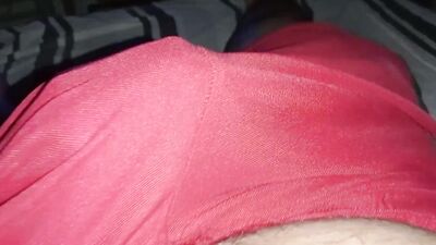 El inter se desestresa sobandose el bulto con el shorts hasta correrse