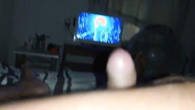 El inter se desestresa sobandose el bulto con el shorts hasta correrse