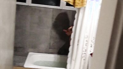 Llego a casa y mi compañero de cuarto se esta bañando bien rico lo espio y me excito mirando su gran