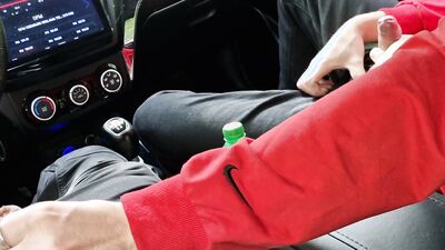 Cruise a random passerby gave himself a fuck in the ass right in the car on the highway to a fucking daddy!