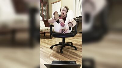 Sissy Tylersub18 wears girlfriend's yoga pants and heels and fucks himself with a beer bottle