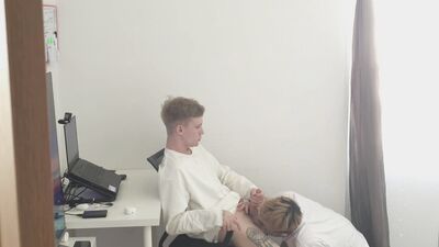Twink Distracted His Stepbrother From Work and Gave Him a Hot Blowjob, Then Fucked Him and Cum