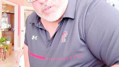 RETIRED COACH PLAYS WITH HIS ASSHOLE UP CLOSE AND SHOOTS BIG LOADS