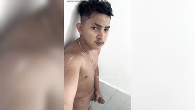 Jakol sa Cr habang naliligo, ang dami kong tam*d na nilabas hehe