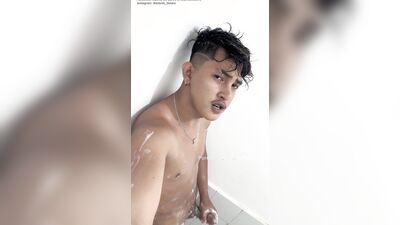 Jakol sa Cr habang naliligo, ang dami kong tam*d na nilabas hehe