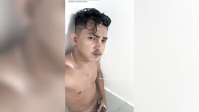 Jakol sa Cr habang naliligo, ang dami kong tam*d na nilabas hehe