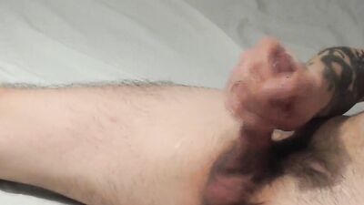 I masturbate in a hotel bed, big cumshot