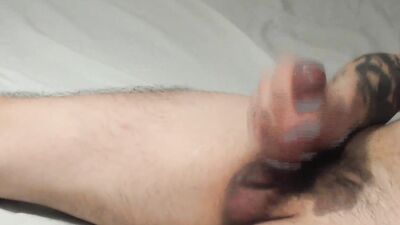 I masturbate in a hotel bed, big cumshot