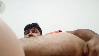 Gay se masturba con dildo casero y termina corriendose