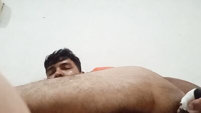 Gay se masturba con dildo casero y termina corriendose