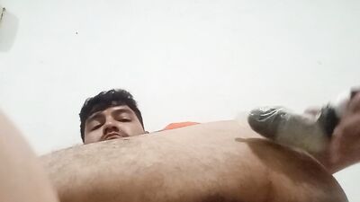 Gay se masturba con dildo casero y termina corriendose