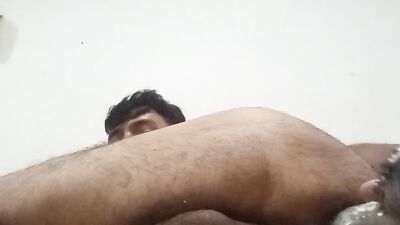 Gay se masturba con dildo casero y termina corriendose