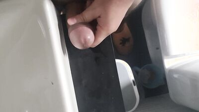 No me aguanto las ganas y me masturbo en el baño de la oficina