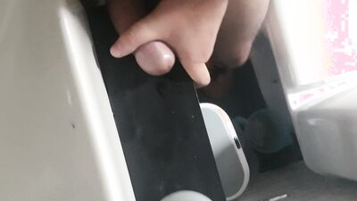No me aguanto las ganas y me masturbo en el baño de la oficina