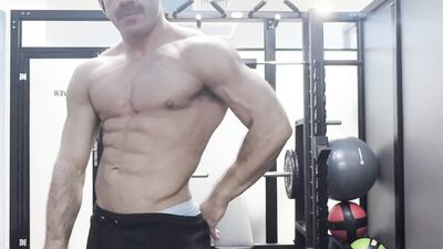 JohnnyTysongetshornyduringhisworkout
