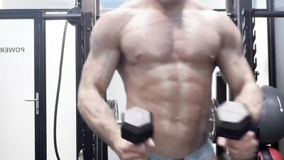 JohnnyTysongetshornyduringhisworkout
