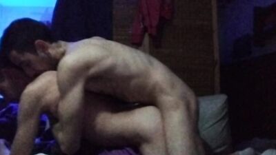 Le rompo el orto a mi amigo mientras miramos la serie one pease