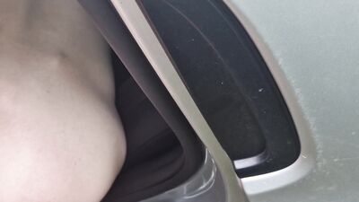 Fucked in public, the narrow hole is gouged by daddy's big dick right in the car on the highway ????