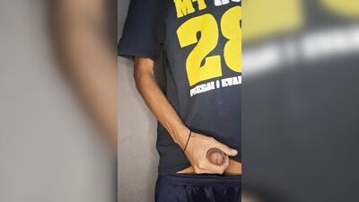 Aliviando o tesao depois de ver um leque com as calça caindo...